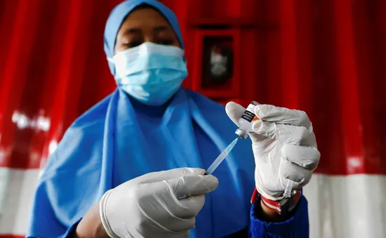 Indonesia yêu cầu hành khách đi máy bay tiêm mũi vaccine tăng cường