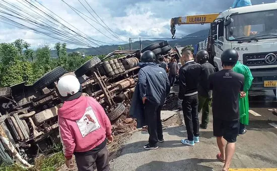 Bị xe tải lật nghiêng đè trúng, 2 phụ nữ tử vong tại chỗ