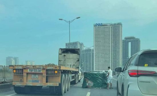 2 cuộn thép hàng chục tấn rơi khỏi xe container, vành đai 3 ùn tắc gần 5 km