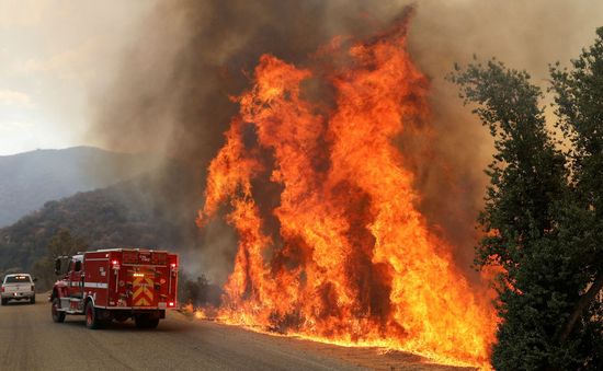 Bão nhiệt đới Kay đe dọa thổi bùng đám cháy rừng ở California