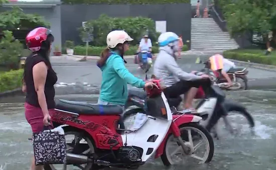 TP Hồ Chí Minh: Triều cường sớm, dâng cao gây ngập nhiều tuyến đường
