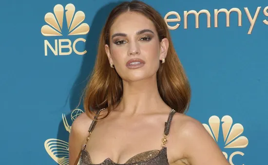 Emmy Awards 2022: Lily James tỏa sáng trên thảm đỏ trong chiếc váy vàng lấp lánh