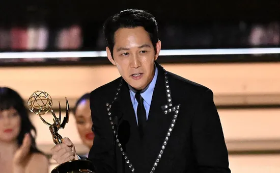 Lee Jung Jae giành tượng vàng của Emmy Awards 2022