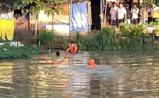 Nghi ngáo đá, thanh niên vác dao la hét rồi nhảy xuống kênh