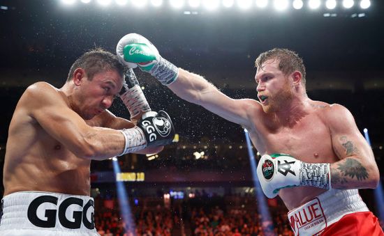 Canelo Alvarez bảo vệ thành công 5 đai vô địch