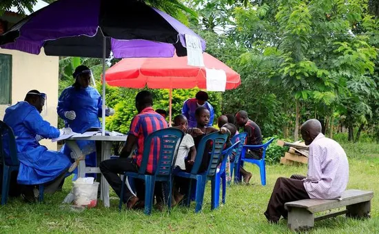 Số người nhiễm Ebola tăng lên 16 khi dịch bùng phát tại Uganda