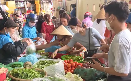 Người dân miền Trung tất bật đi chợ trước bão, các siêu thị cung ứng đủ hàng