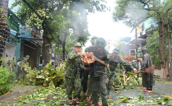 CẬP NHẬT: Bão số 4 đổ bộ, nhiều nơi miền Trung mất điện diện rộng, đường phố ngổn ngang