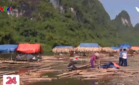 Lấn chiếm lòng sông để xây dựng điểm du lịch tự phát