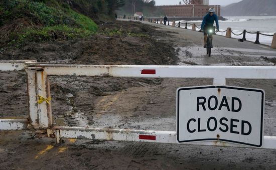Lũ lụt, lở đất đe dọa, người dân sống dọc bờ biển California được yêu cầu sơ tán