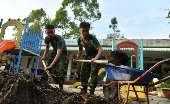 Bộ đội xây dựng 63 căn nhà cho người dân đón Tết