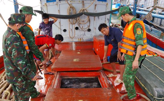 Bộ đội biên phòng Cà Mau phát hiện, bắt giữ hàng loạt vụ mua bán dầu lậu trên biển