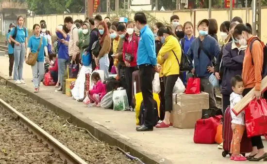 "Chuyến tàu Xuân nghĩa tình" đưa công nhân về quê ăn Tết