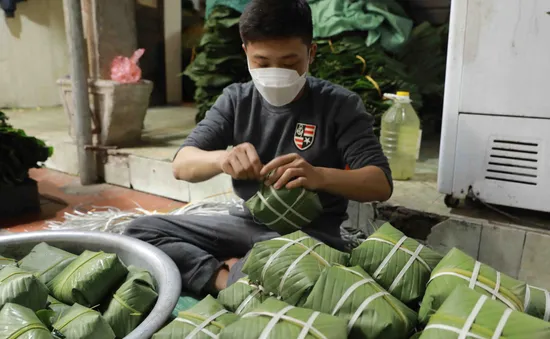 Làng bánh chưng Tranh Khúc "đỏ lửa" ngày cận Tết