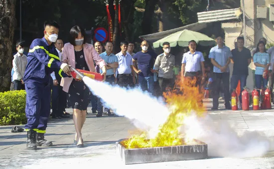 Mỗi gia đình tại Hà Nội phải có 1 người được tập huấn chữa cháy