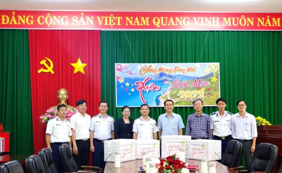 Cảnh sát biển đồng hành cùng ngư dân với "Xuân yêu thương - Tết chia sẻ"