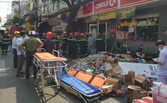 TP Hồ Chí Minh: Sập trần cửa hàng tiện lợi, nhiều người mắc kẹt