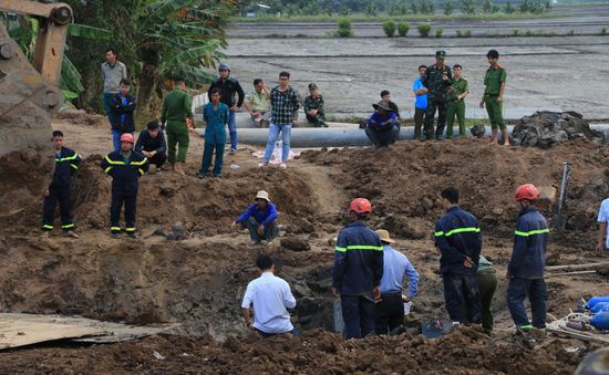 Vụ bé trai rơi xuống trụ bê tông sâu 35m: Tiếp tục cứu hộ với phương châm "còn nước còn tát"