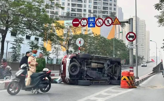 Điều tra vụ xe ô tô lật nghiêng tại cầu vượt Hoàng Minh Giám