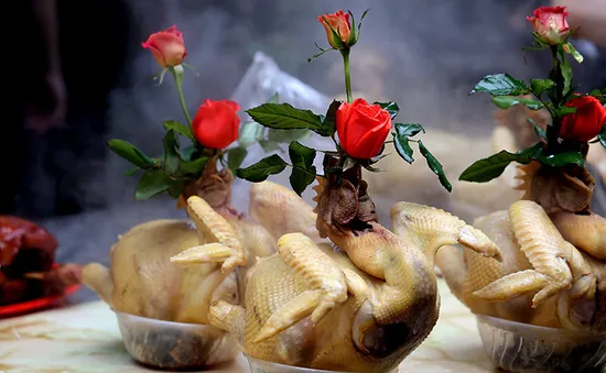 Gần nửa triệu đồng con gà luộc ngậm hoa hồng vẫn đắt như "tôm tươi"