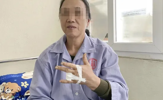 Người phụ nữ mất ngón tay khi phơi chiếu ở hàng rào sắt