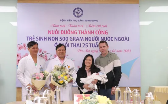 Nuôi dưỡng thành công trẻ sinh non người nước ngoài, nặng 500 gram