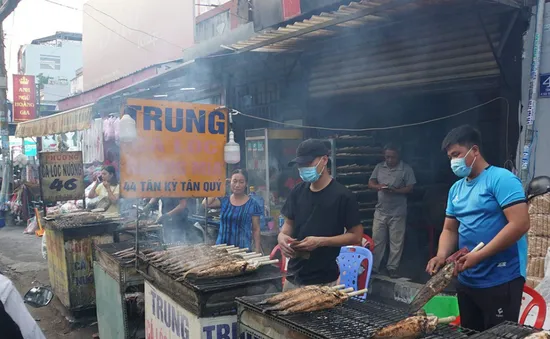 “Trắng đêm” nướng hàng tấn cá lóc cho ngày vía Thần Tài