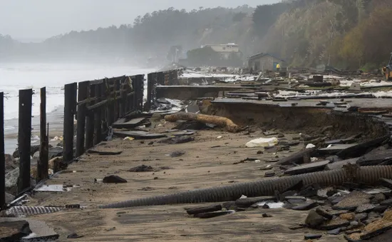 Bão khắc nghiệt tiếp tục hoành hành ở bang California, 560.000 ngôi nhà bị mất điện