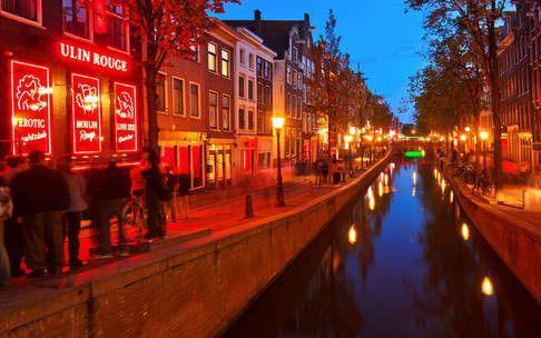 Phố đèn đỏ của Amsterdam trấn áp vấn nạn cần sa