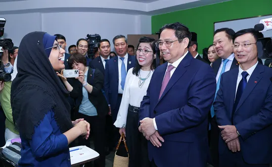 Thủ tướng thăm Đại học Quốc gia và lớp học tiếng Việt tại Brunei