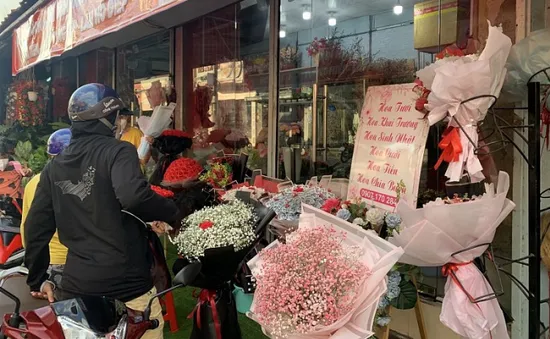 Sôi động thị trường hoa tươi và quà tặng ngày Valentine