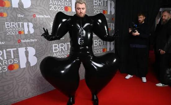 Sam Smith bị chỉ trích về trang phục tại Brit Awards 2023