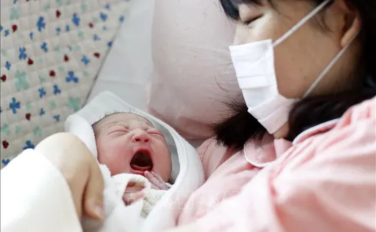 Áp lực công việc và kinh tế khiến giới trẻ Nhật Bản ngại sinh con