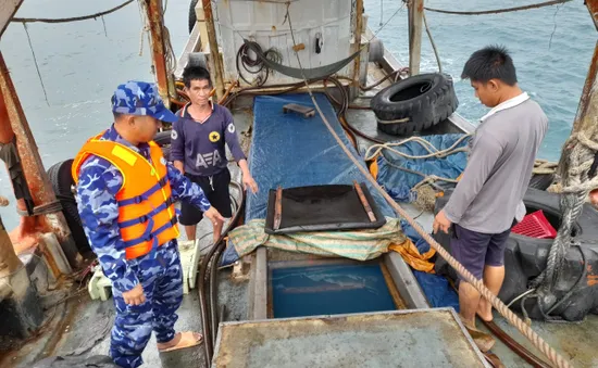 Kiên Giang: Bắt giữ, xử lý tàu vỏ gỗ chở 50.000 lít dầu DO trái phép