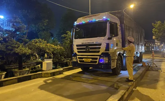 Bị kiểm tra tải trọng, tài xế chống đối lực lượng chức năng