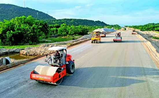 Khắc phục chậm trễ, đôn đốc giải ngân đầu tư công