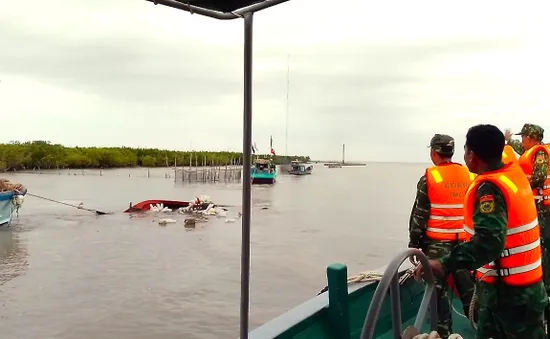 Huy động lực lượng cứu hộ tàu cá gặp nạn trên biển