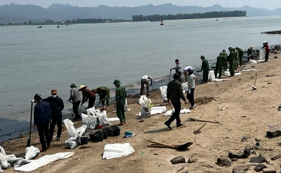 Dầu tràn dài 300m trên vùng biển Cát Hải (Hải Phòng)