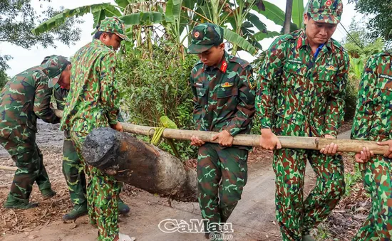 Tháo gỡ quả bom nặng 250 kg