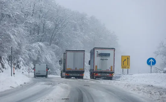 Bão tuyết gây gián đoạn giao thông và mất điện tại Czech và Slovakia