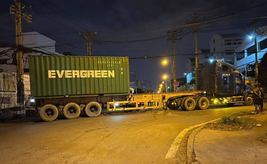 Va chạm với xe container lúc rạng sáng, một thanh niên tử vong