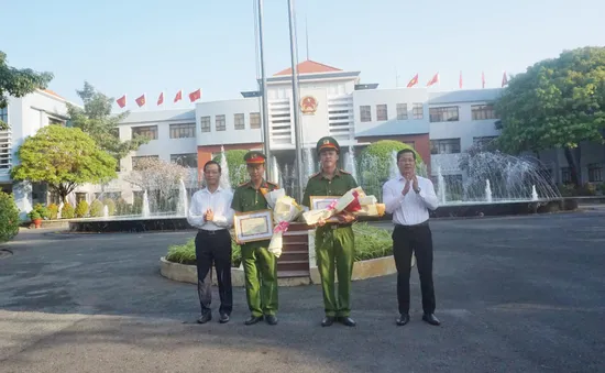 TP. Hồ Chí Minh: Khen thưởng 4 tập thể phá nhanh vụ trộm hơn 100 lượng vàng