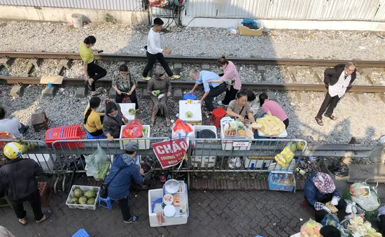 Vô tư bán hàng, ăn uống bên đường ray tàu hỏa trước Bệnh viện Bạch Mai