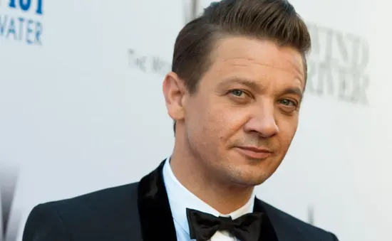 Jeremy Renner tiếp tục vật lý trị liệu tại nhà hậu tai nạn kinh hoàng