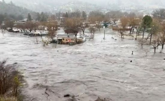 California đối phó với mưa lớn, lũ lụt trong cơn bão “sông khí quyển” mới nhất