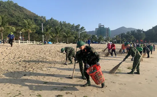 Tuổi trẻ Trường Sĩ quan Thông tin ra quân “Ngày Chủ nhật xanh”