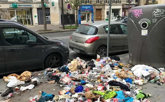 Làn sóng bãi công lên cao, người dân Paris chật vật giữa "khủng hoảng rác"