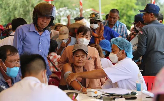 Gần 40 y, bác sĩ tình nguyện khám miễn phí cho người dân nghèo tại Campuchia