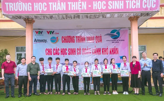 Những phần quà ấm áp yêu thương đến với tỉnh Nam Định