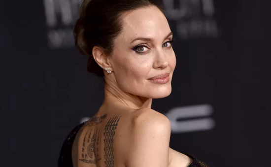 Angelina Jolie gặp gỡ tỉ phú vì công việc, không hẹn hò